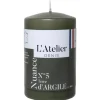 L'ATELIER DENIS Bougie cylindrique taille S gris argile L’Atelier de Denis - Ø 6,8 x H 11 cm