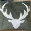 Discount CADES DESIGN Coussin vert kaki en polyester avec tête de cerf blanche Luxe - 50 x 50 cm