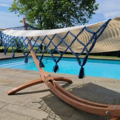 Best JOBEK Set support et hamac EsKapade coloris rayé marine à franges bleues en bois et polypropylène Hamacs - 323 x 125 x 128 cm